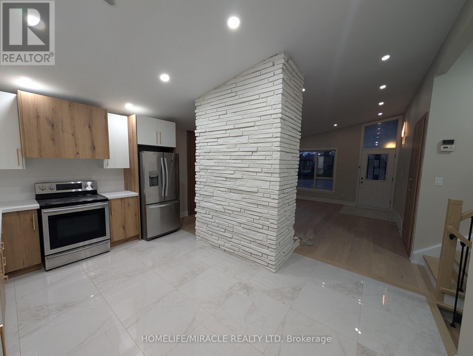 15 Athlone Avenue, Brampton, ON - Indoor Photo Showing Kitchen
