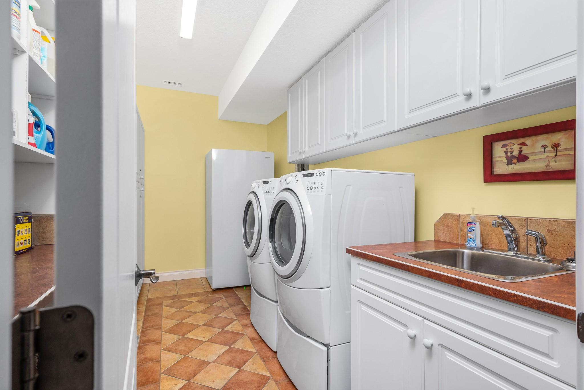 202-3473 Lakeview Place, Enderby, BC - Indoor Photo Showing Laundry Room