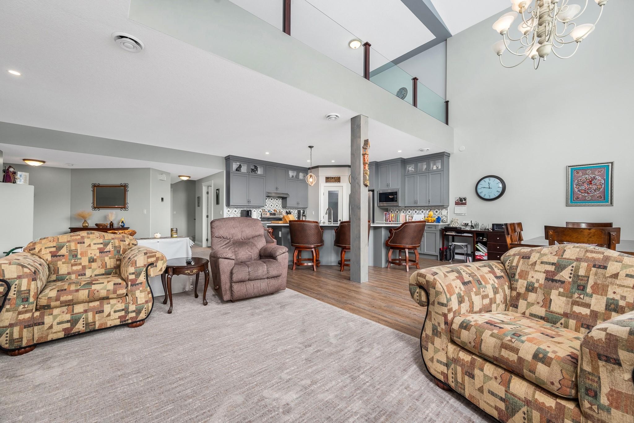 202-3473 Lakeview Place, Enderby, BC - Indoor Photo Showing Living Room