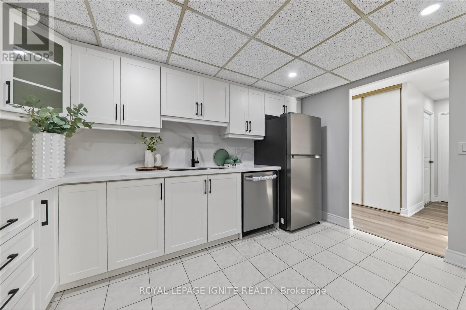 705 - 155 Hillcrest Avenue, Mississauga, ON - Indoor Photo Showing Kitchen