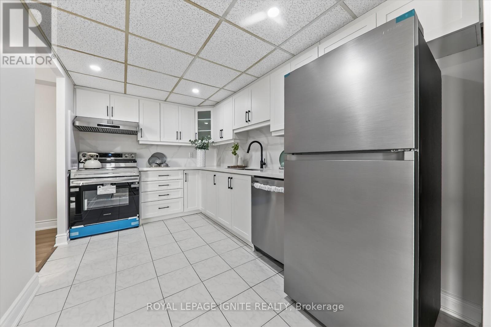 705 - 155 Hillcrest Avenue, Mississauga, ON - Indoor Photo Showing Kitchen