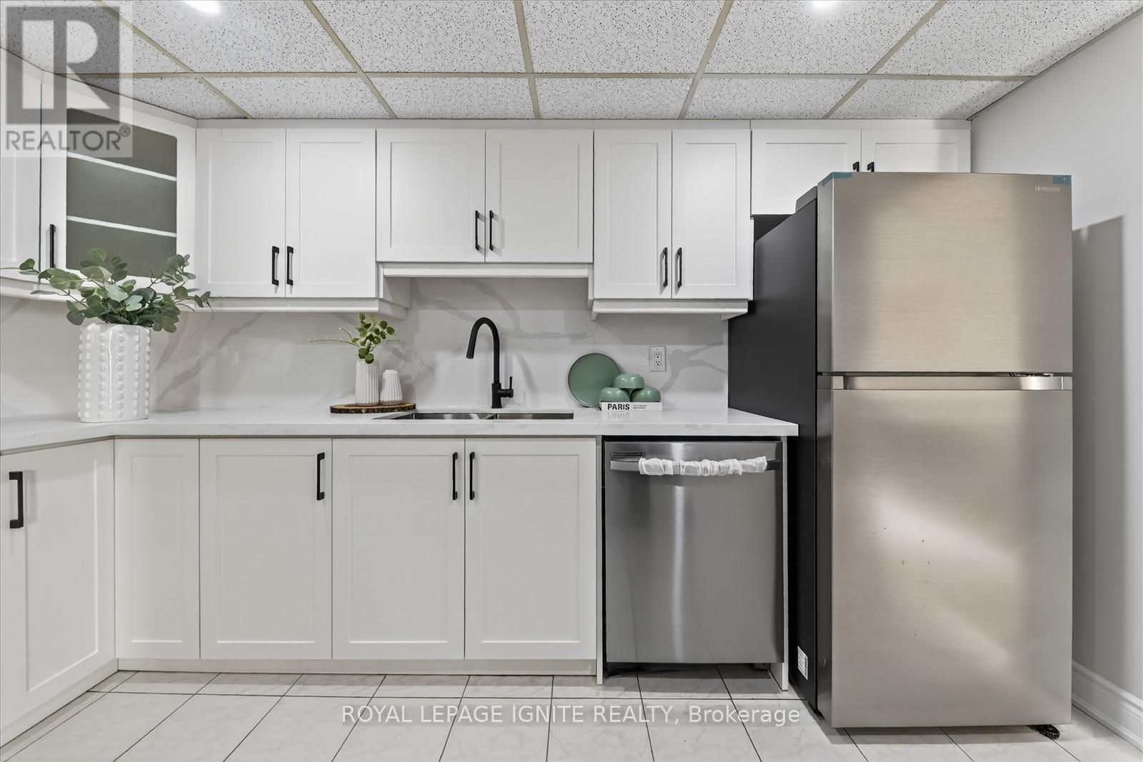 705 - 155 Hillcrest Avenue, Mississauga, ON - Indoor Photo Showing Kitchen