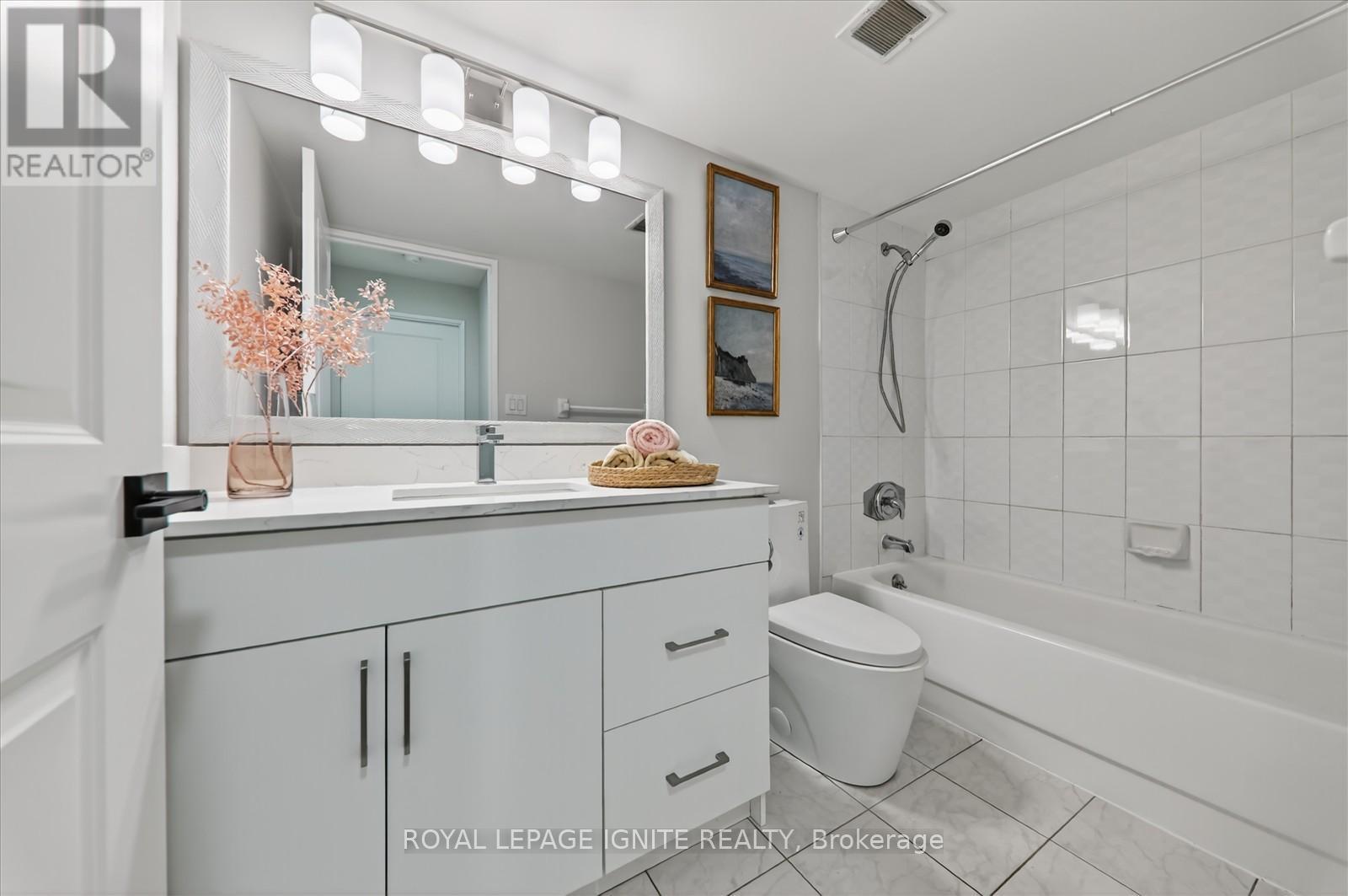 705 - 155 Hillcrest Avenue, Mississauga, ON - Indoor Photo Showing Bathroom