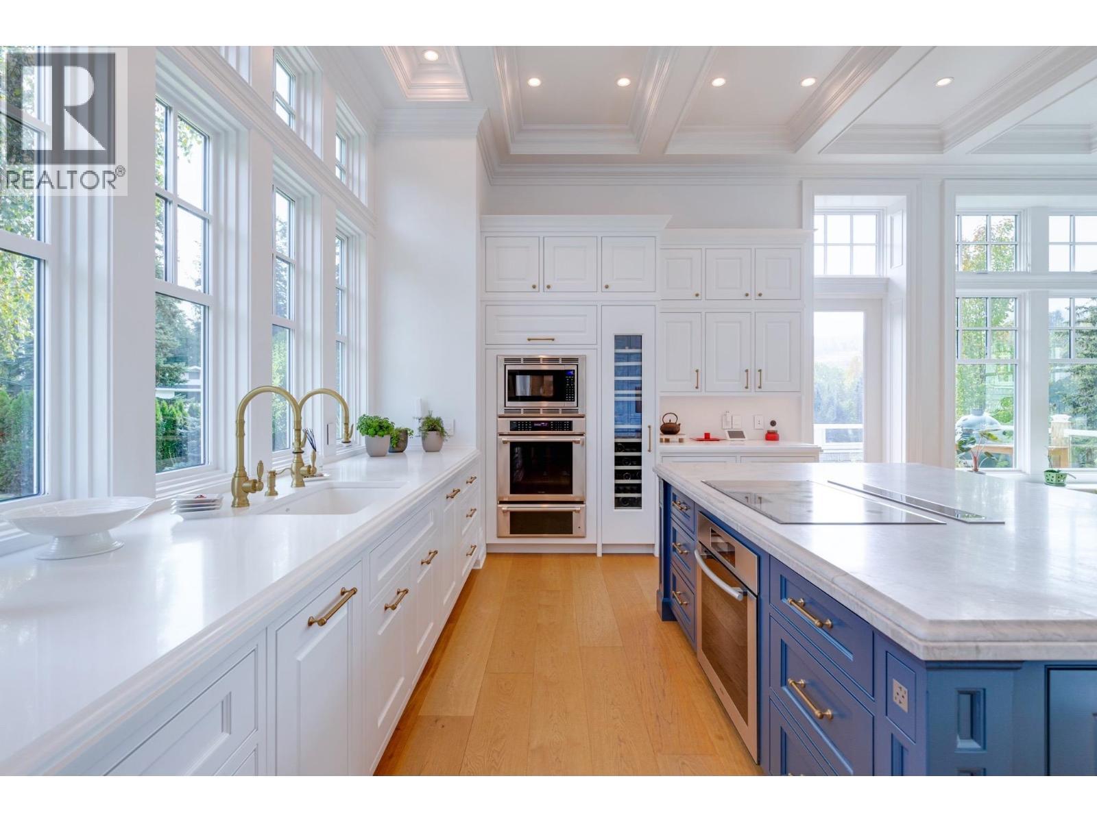 7015 Bench Drive, Prince George, BC - Indoor Photo Showing Kitchen With Upgraded Kitchen