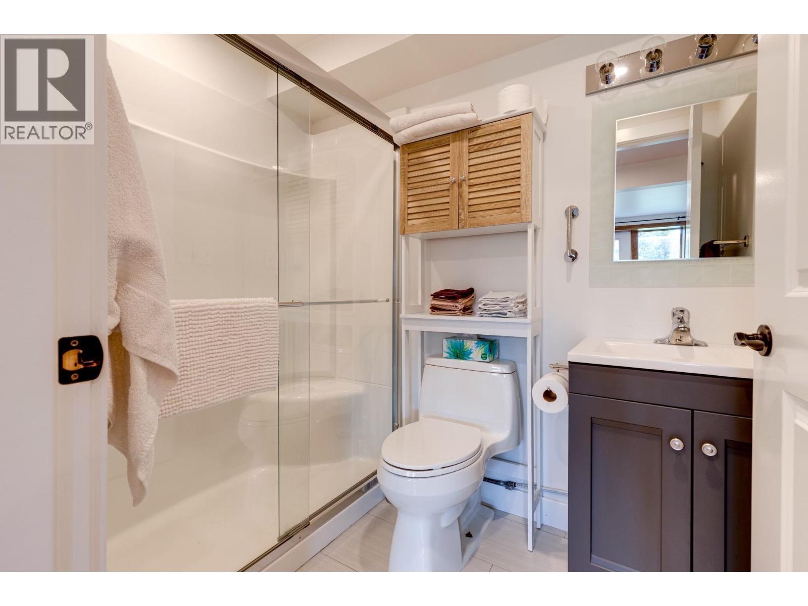 7015 Bench Drive, Prince George, BC - Indoor Photo Showing Bathroom