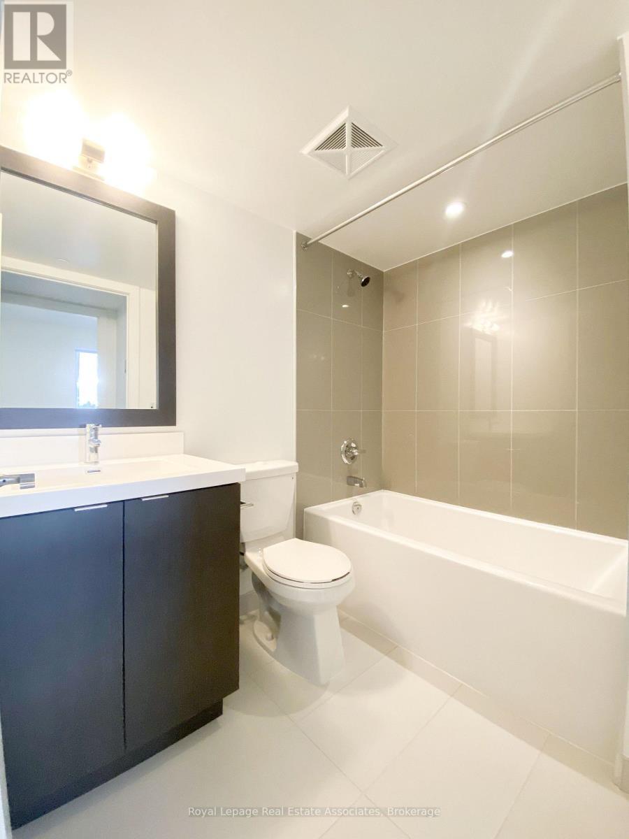 1210 - 7 Mabelle Avenue, Toronto, ON - Indoor Photo Showing Bathroom