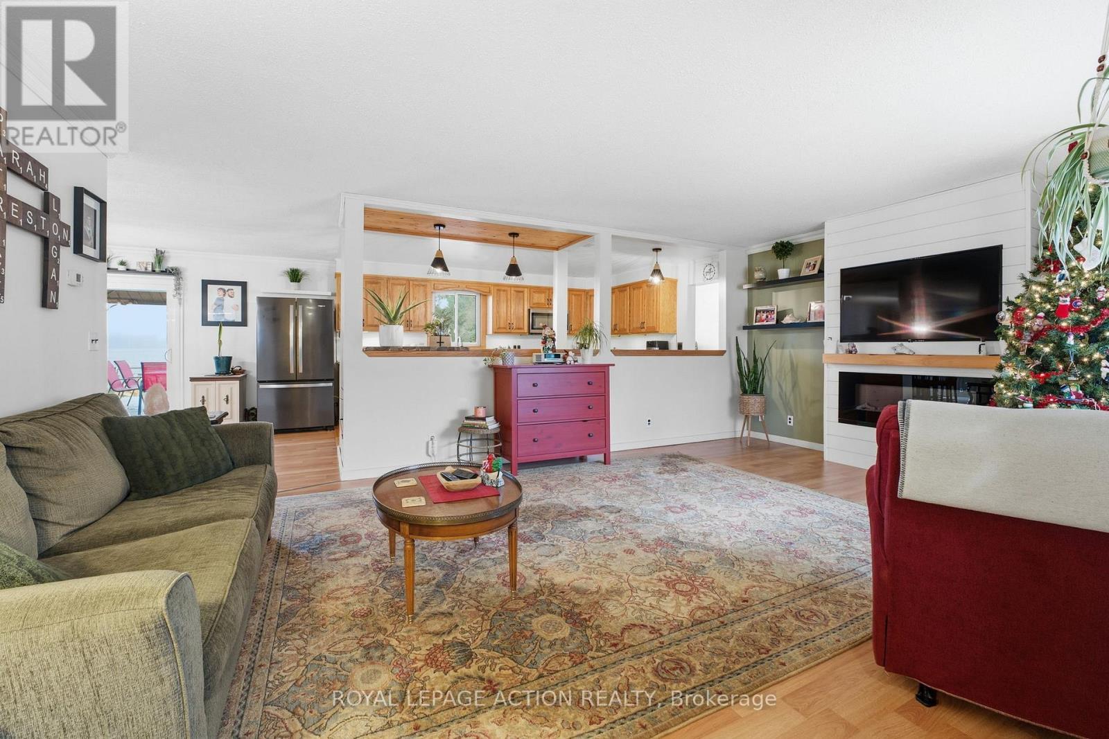 33 Dufferin Street, Brant, ON - Indoor Photo Showing Living Room