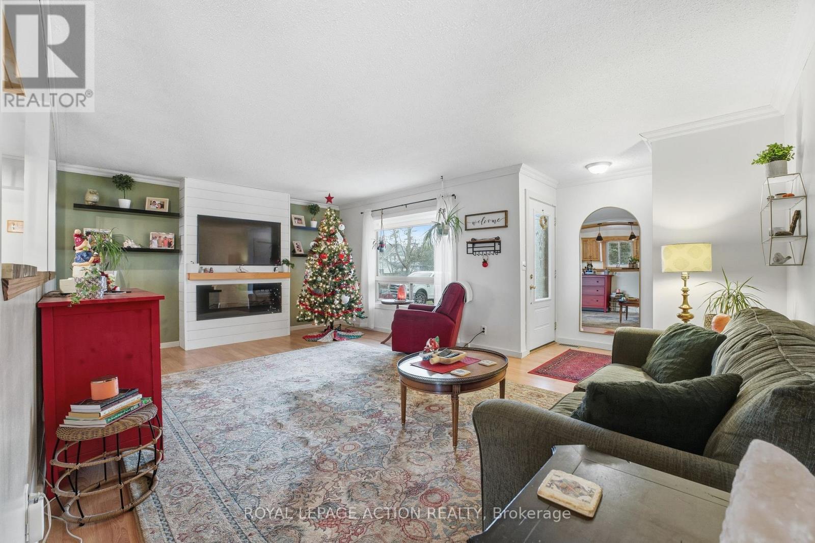 33 Dufferin Street, Brant, ON - Indoor Photo Showing Living Room With Fireplace