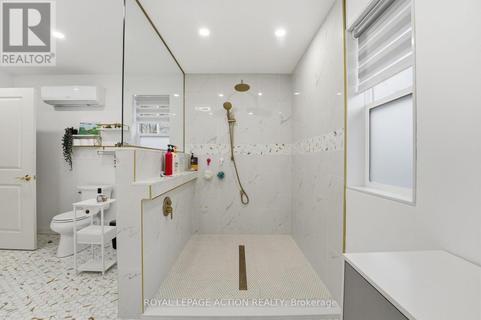 33 Dufferin Street, Brant, ON - Indoor Photo Showing Bathroom