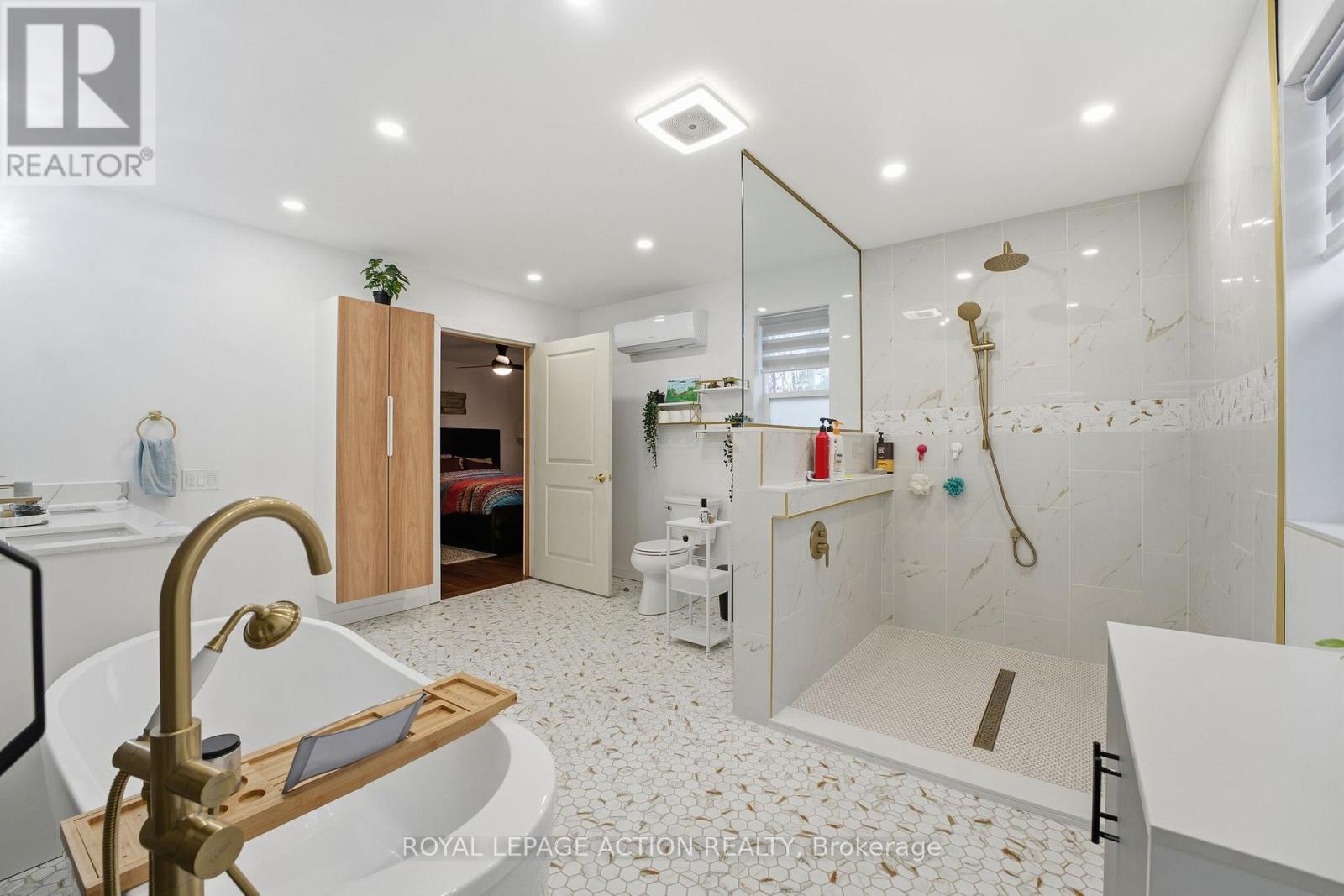 33 Dufferin Street, Brant, ON - Indoor