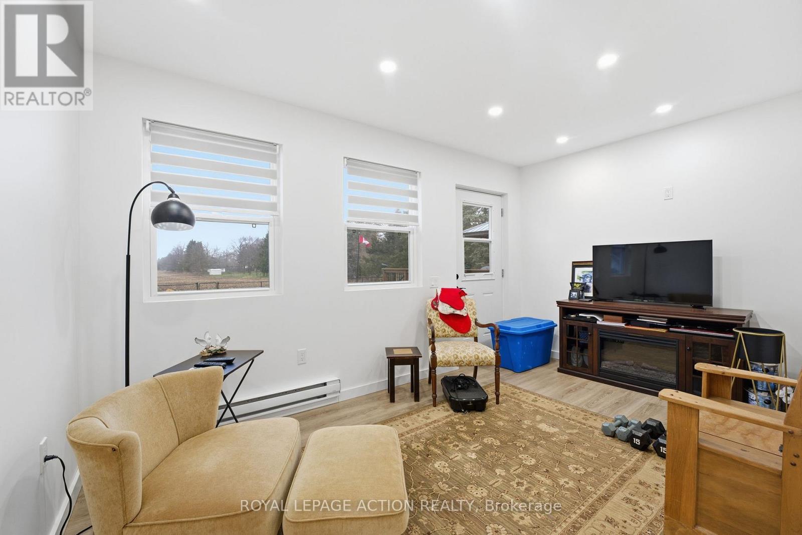 33 Dufferin Street, Brant, ON - Indoor