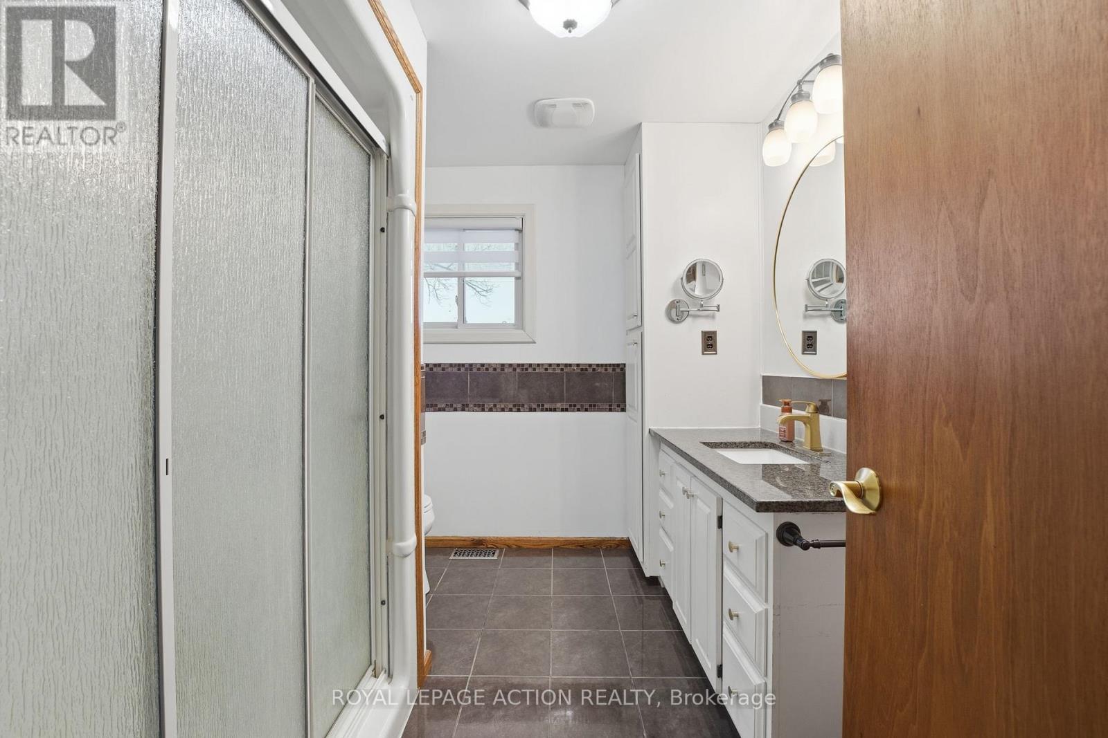 33 Dufferin Street, Brant, ON - Indoor Photo Showing Bathroom