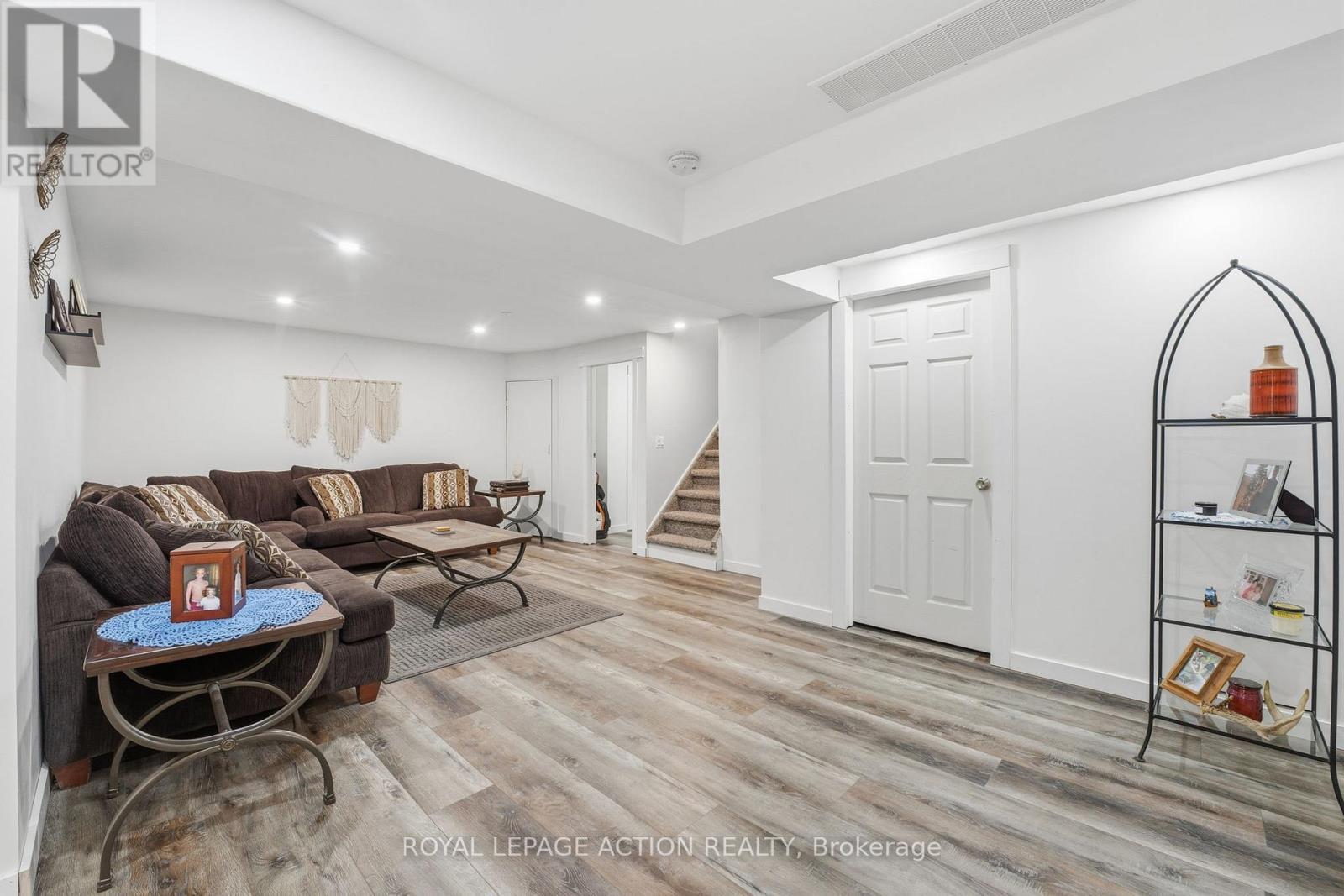 33 Dufferin Street, Brant, ON - Indoor