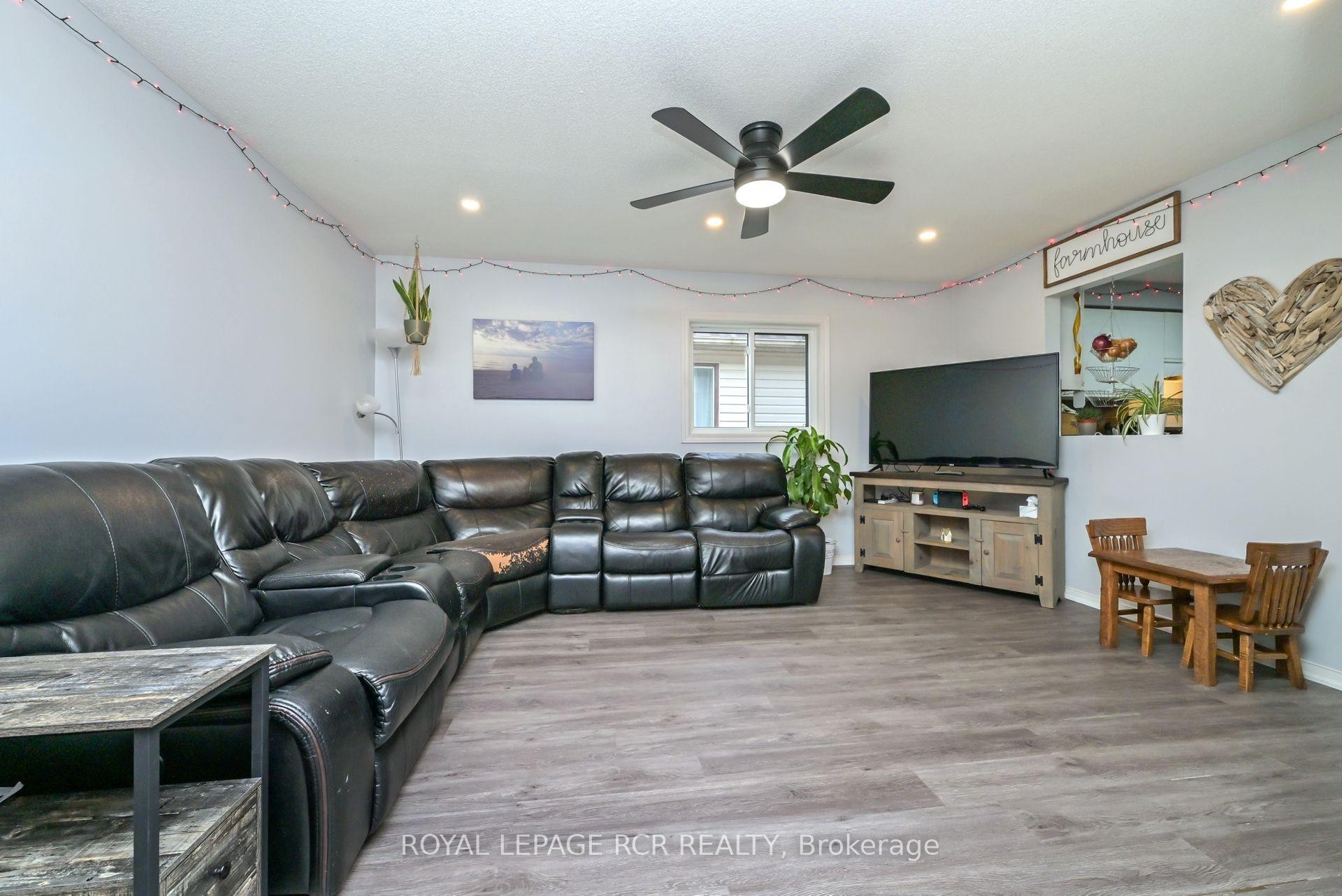 121 Dyer Drive, Wasaga Beach, ON - Indoor Photo Showing Living Room