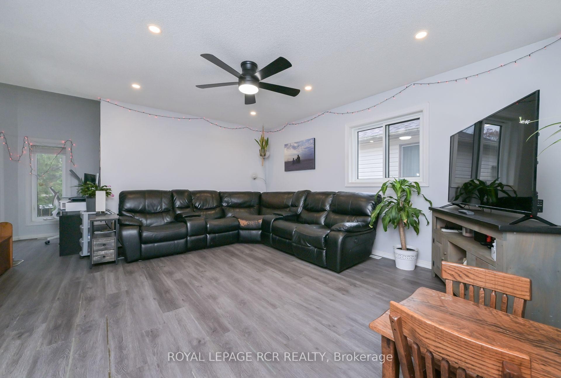 121 Dyer Drive, Wasaga Beach, ON - Indoor Photo Showing Living Room
