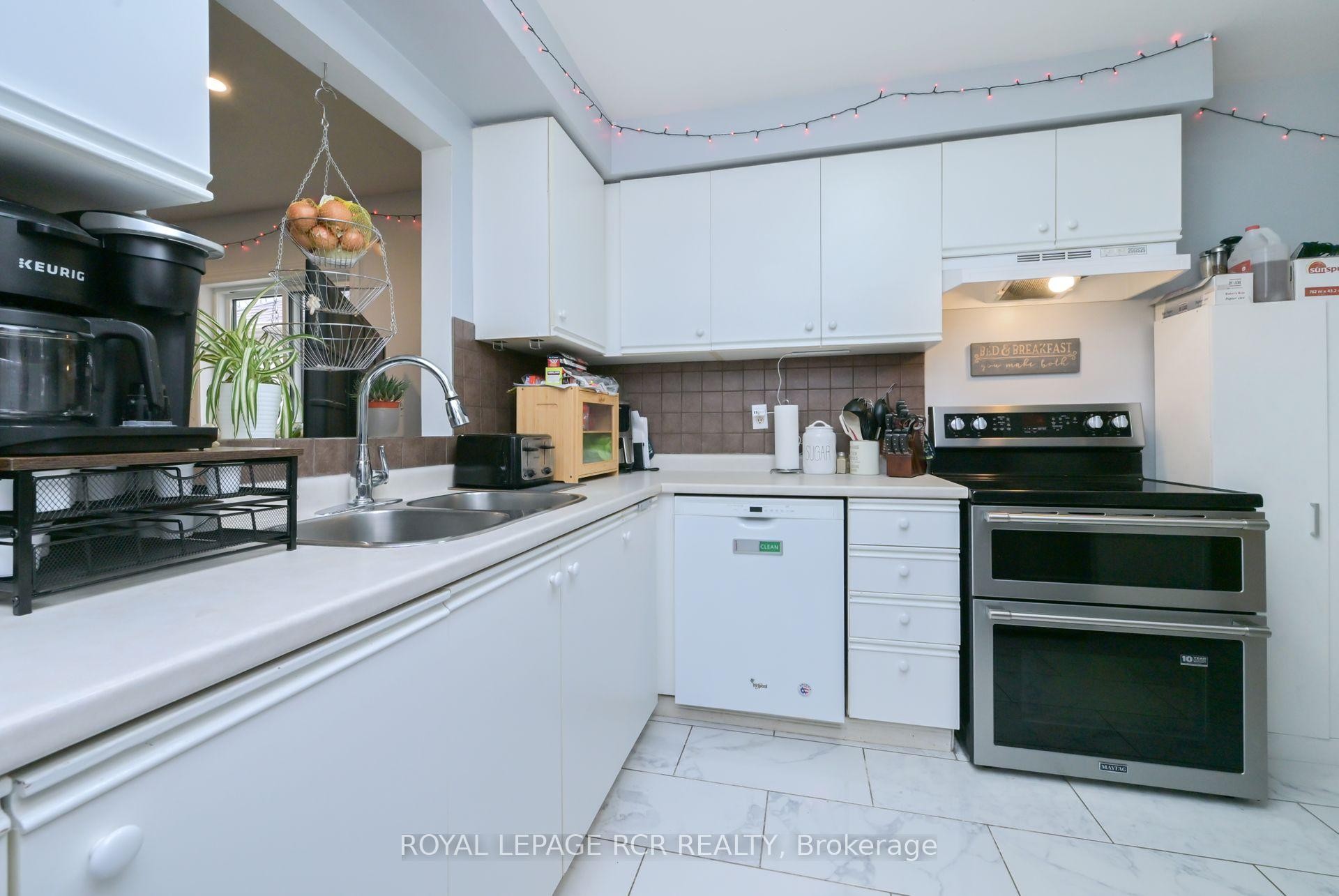 121 Dyer Drive, Wasaga Beach, ON - Indoor Photo Showing Kitchen With Double Sink