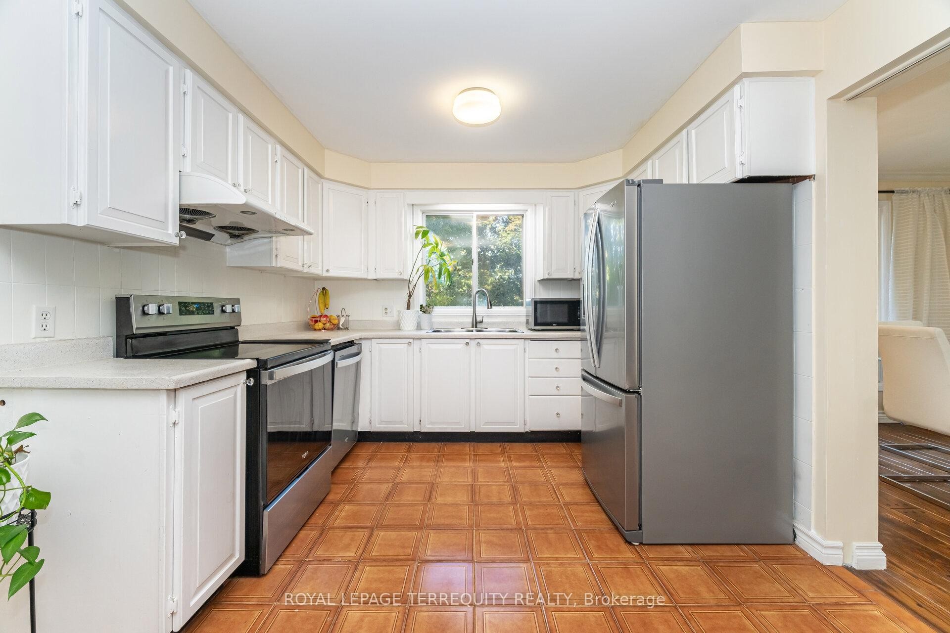 4085 Wheelwright Crescent, Mississauga, ON - Indoor Photo Showing Kitchen