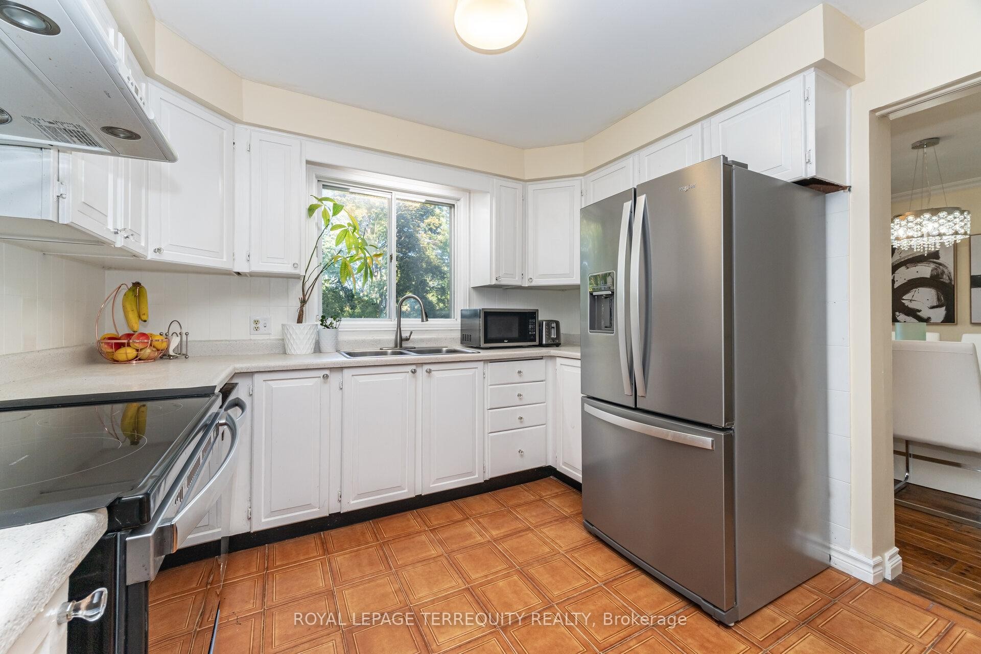 4085 Wheelwright Crescent, Mississauga, ON - Indoor Photo Showing Kitchen With Double Sink