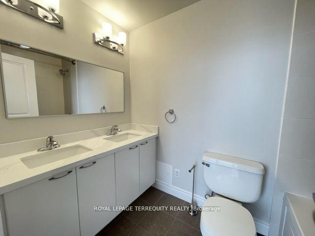Ph3-225 Webb Drive, Mississauga, ON - Indoor Photo Showing Bathroom