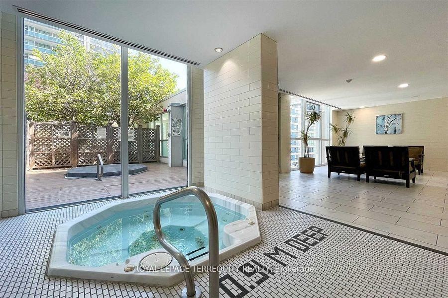 Ph3-225 Webb Drive, Mississauga, ON - Indoor Photo Showing Other Room