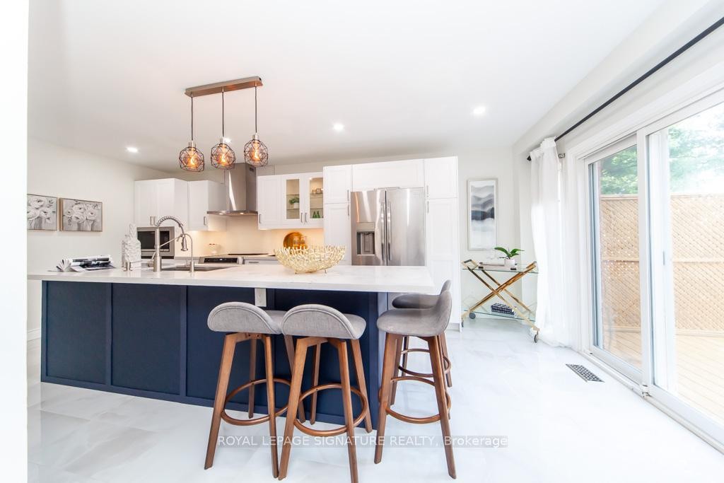 Main-579 Windjammer Way, Waterloo, ON - Indoor Photo Showing Kitchen With Upgraded Kitchen