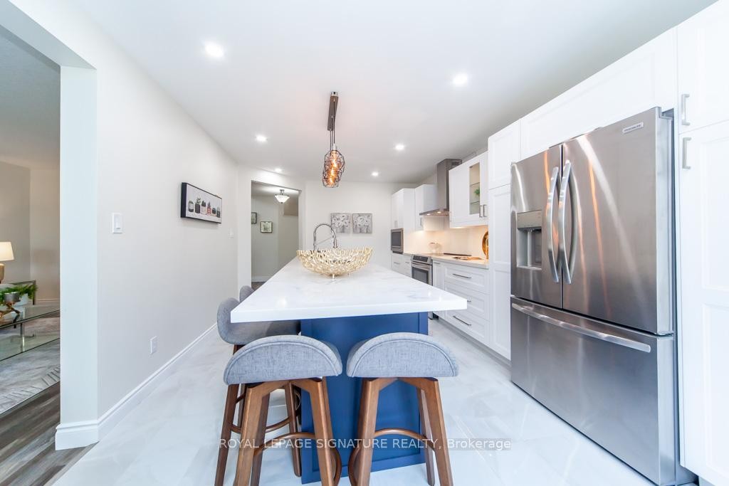 Main-579 Windjammer Way, Waterloo, ON - Indoor Photo Showing Kitchen With Upgraded Kitchen