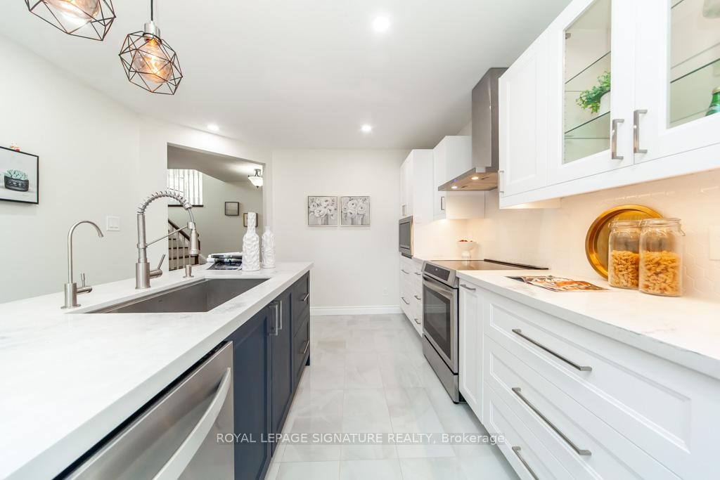 Main-579 Windjammer Way, Waterloo, ON - Indoor Photo Showing Kitchen With Upgraded Kitchen