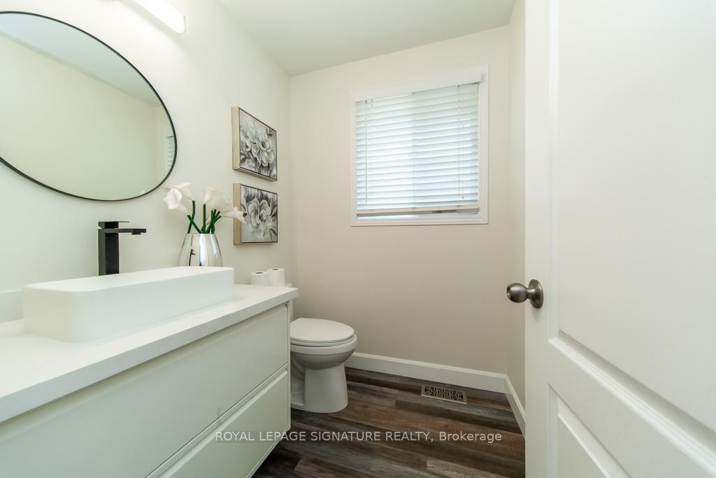 Main-579 Windjammer Way, Waterloo, ON - Indoor Photo Showing Bathroom