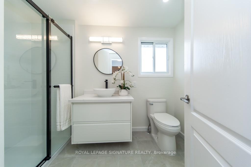 Main-579 Windjammer Way, Waterloo, ON - Indoor Photo Showing Bathroom