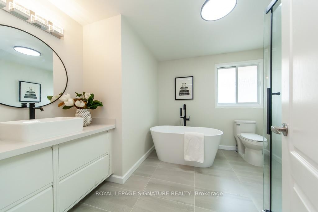 Main-579 Windjammer Way, Waterloo, ON - Indoor Photo Showing Bathroom