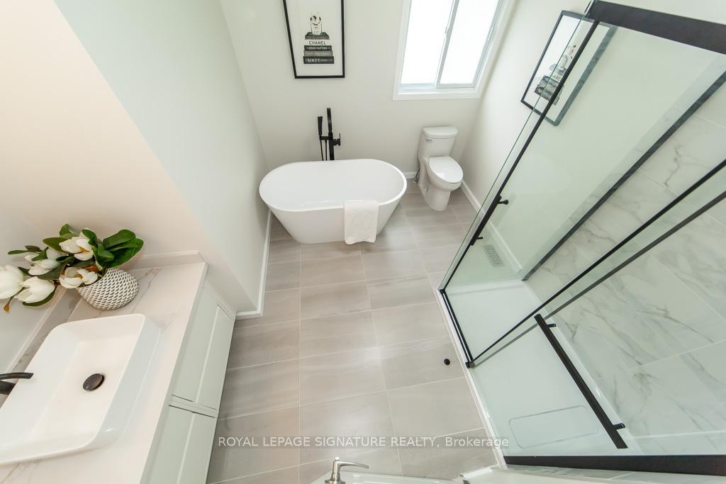 Main-579 Windjammer Way, Waterloo, ON - Indoor Photo Showing Bathroom