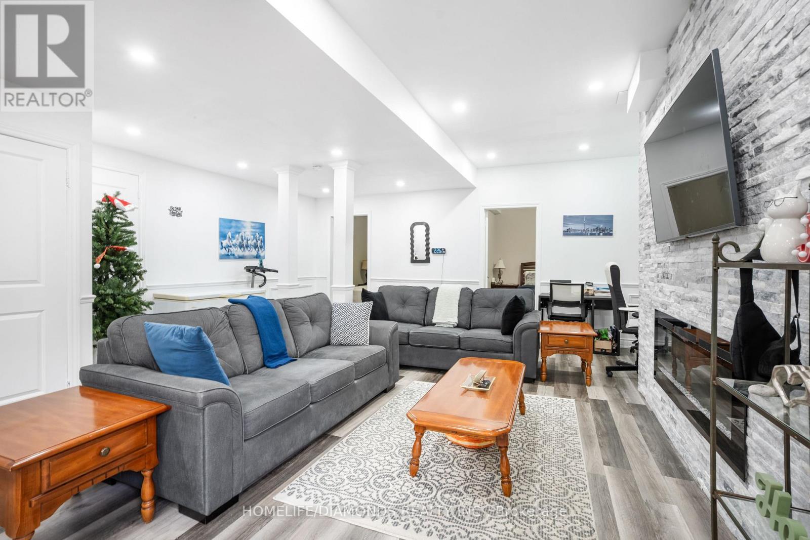 36 West Coast Trail, King, ON - Indoor Photo Showing Living Room With Fireplace