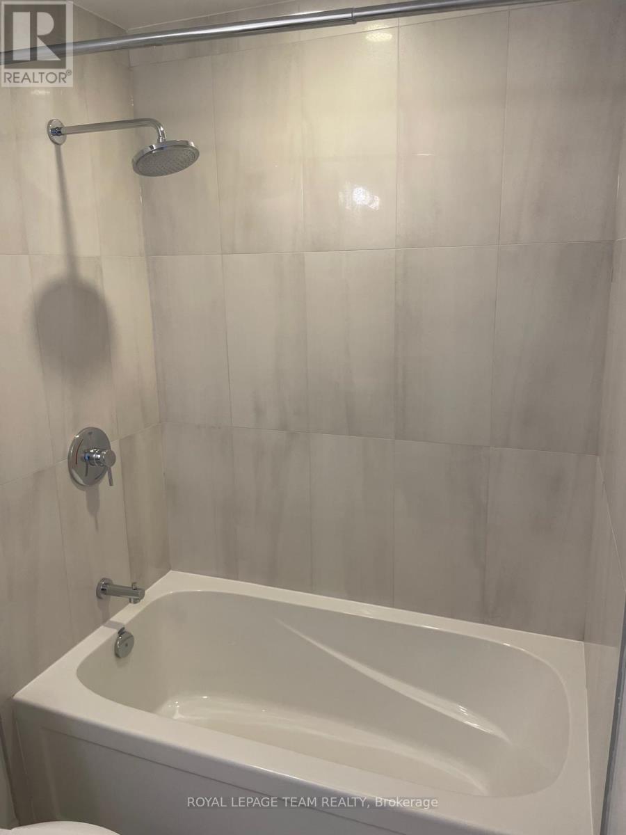 2302 - 805 Carling Avenue, Ottawa, ON - Indoor Photo Showing Bathroom
