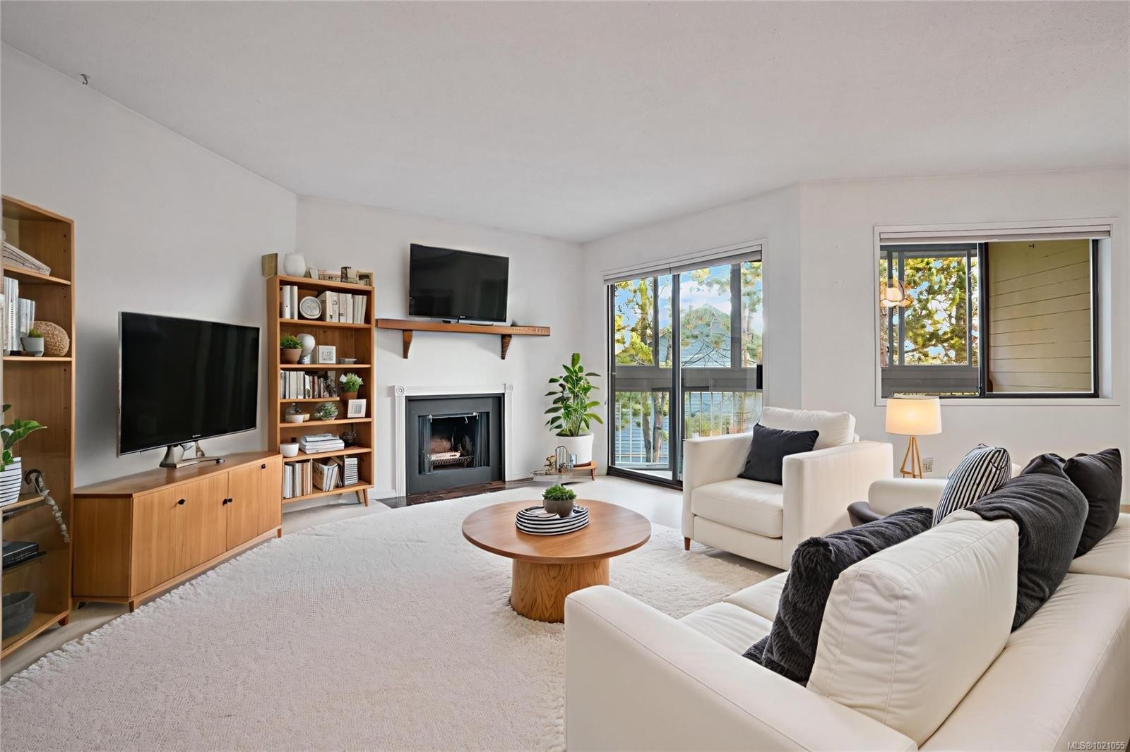504-69 Gorge Rd West, Saanich, BC - Indoor Photo Showing Living Room With Fireplace