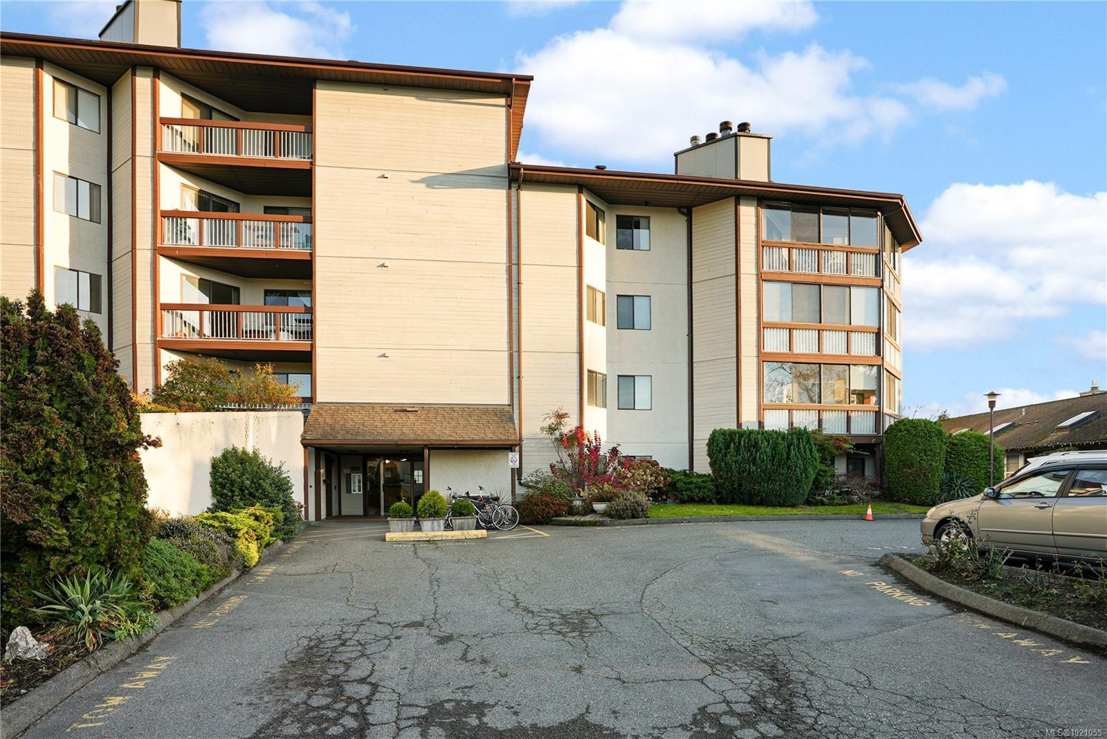 504-69 Gorge Rd West, Saanich, BC - Outdoor With Facade