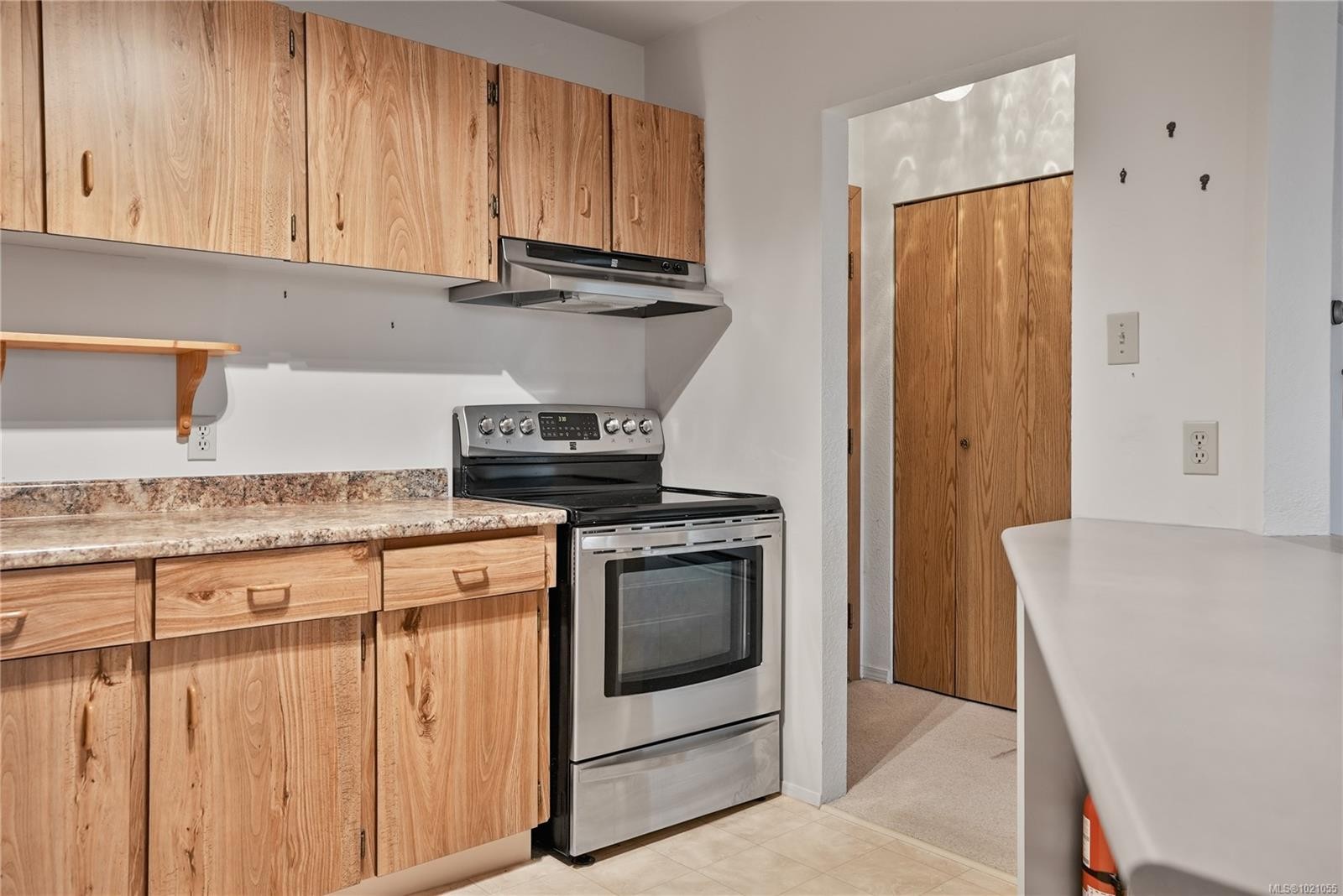 504-69 Gorge Rd West, Saanich, BC - Indoor Photo Showing Kitchen