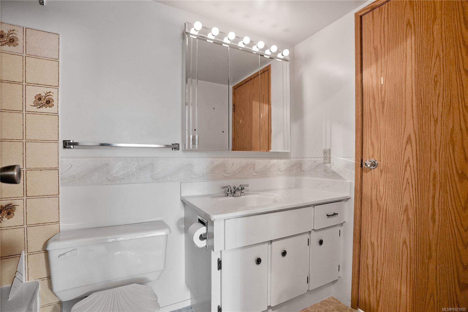 504-69 Gorge Rd West, Saanich, BC - Indoor Photo Showing Bathroom