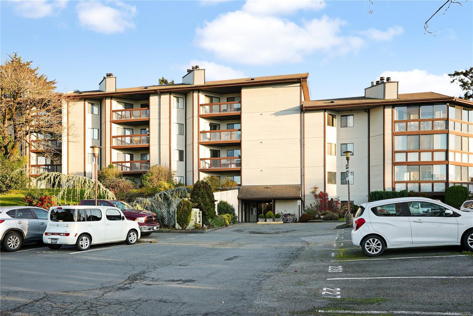 504-69 Gorge Rd West, Saanich, BC - Outdoor With Facade