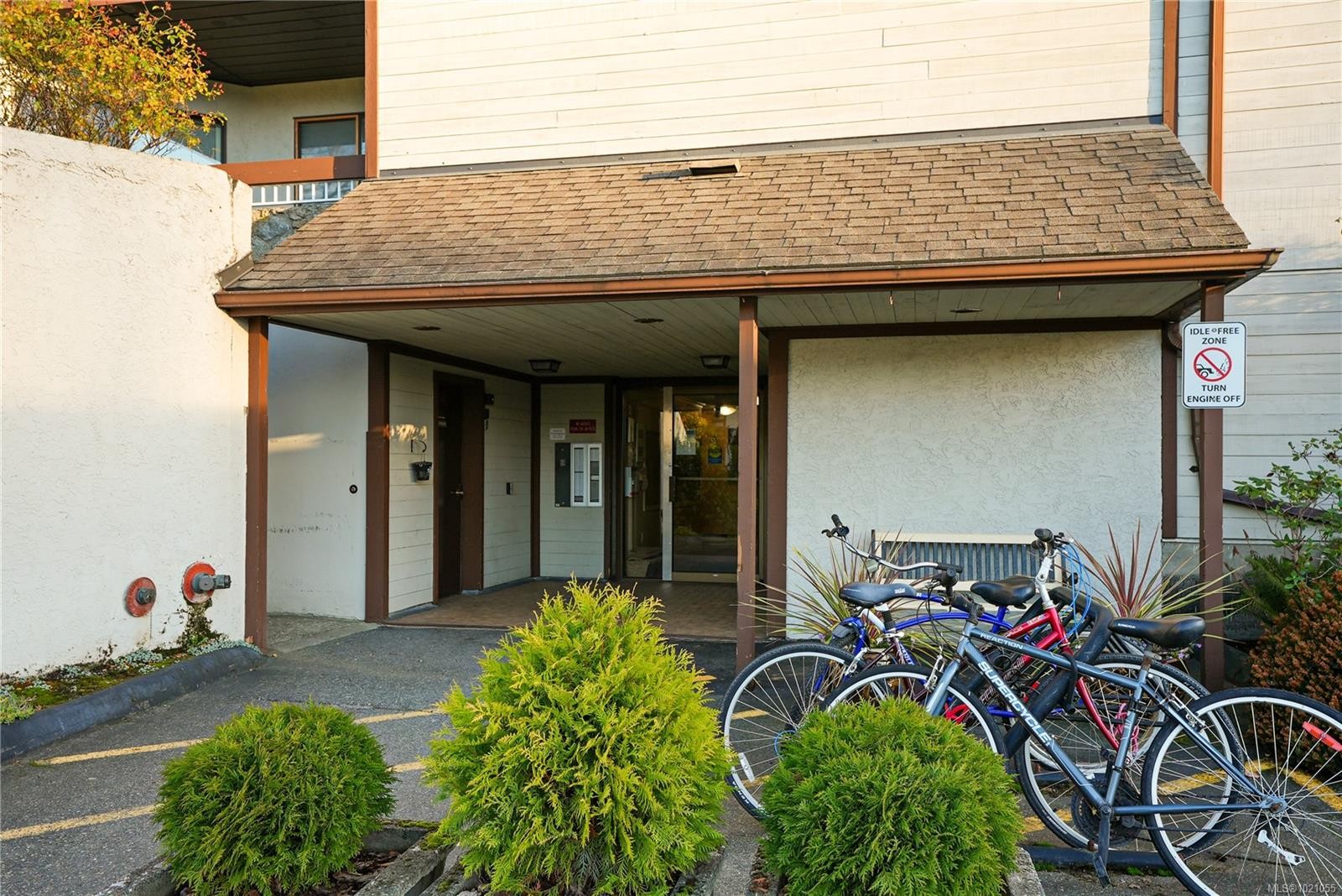 504-69 Gorge Rd West, Saanich, BC - Outdoor