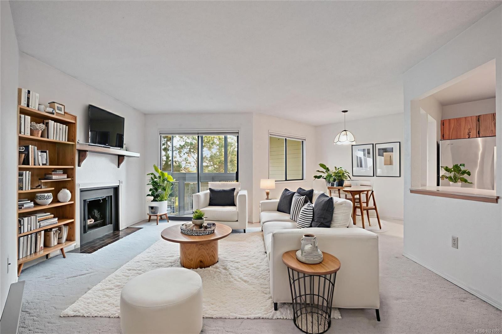 504-69 Gorge Rd West, Saanich, BC - Indoor Photo Showing Living Room With Fireplace
