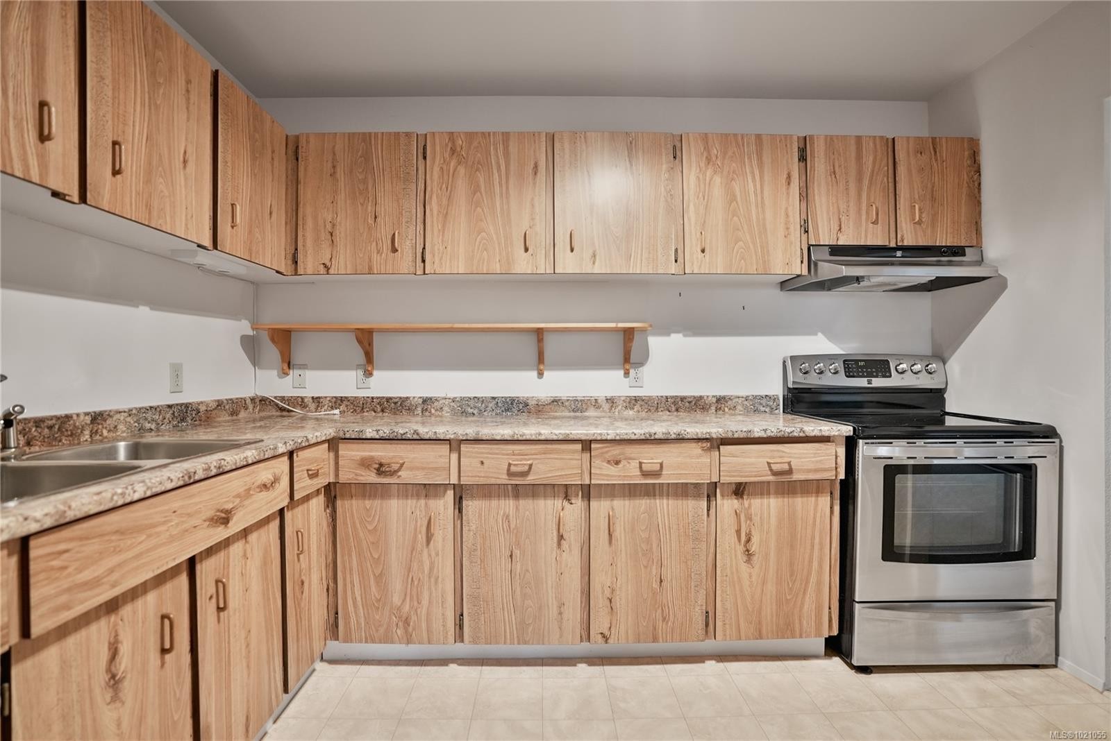 504-69 Gorge Rd West, Saanich, BC - Indoor Photo Showing Kitchen With Double Sink