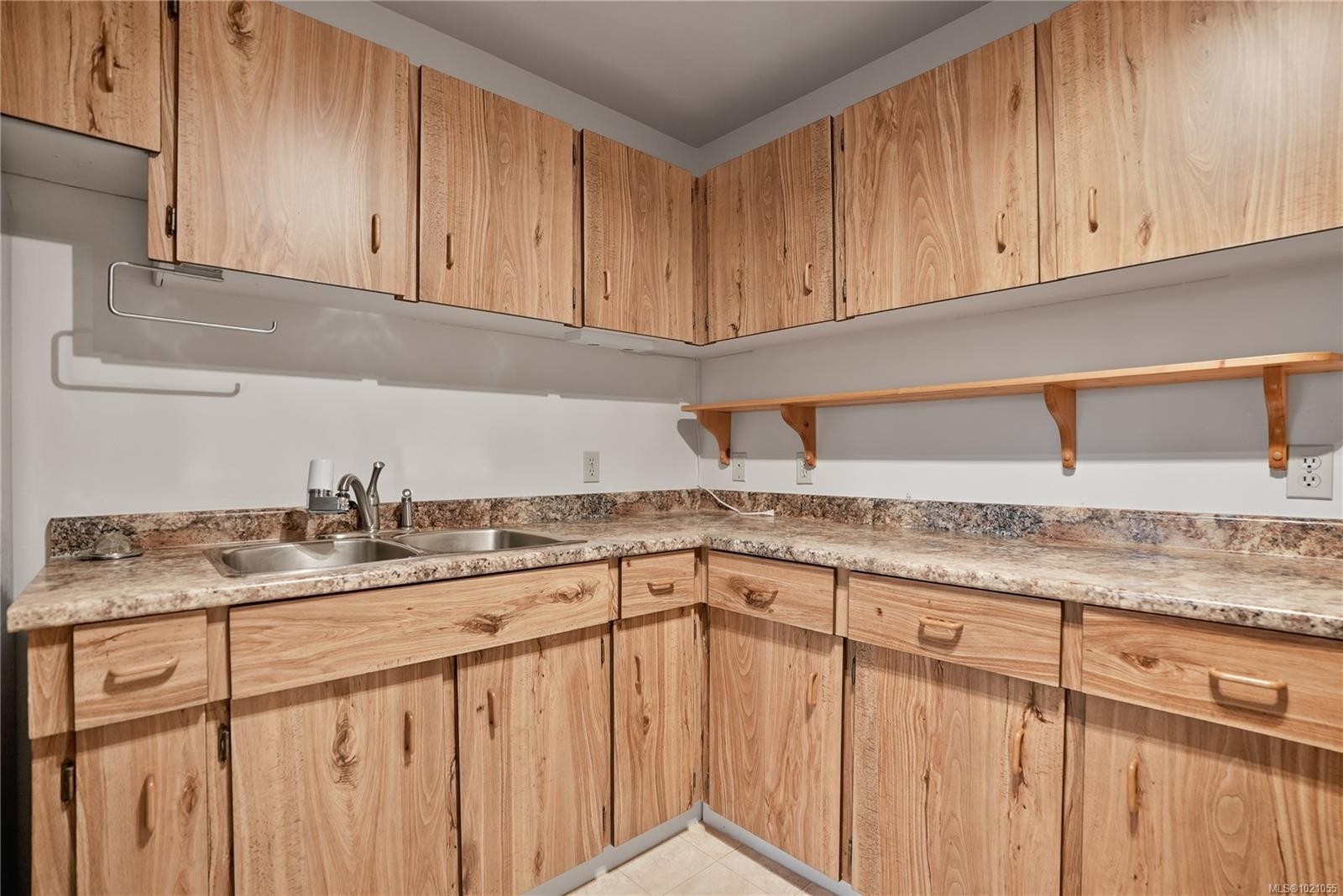 504-69 Gorge Rd West, Saanich, BC - Indoor Photo Showing Kitchen With Double Sink