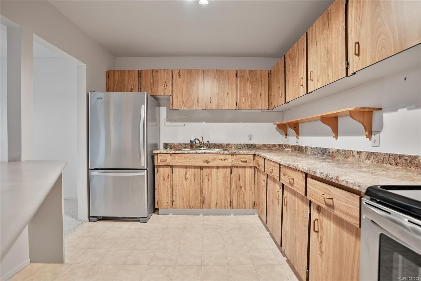504-69 Gorge Rd West, Saanich, BC - Indoor Photo Showing Kitchen