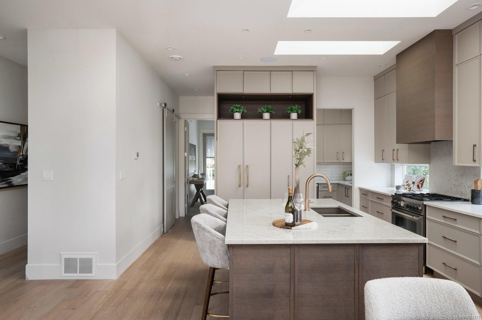 2639 Victor St, Victoria, BC