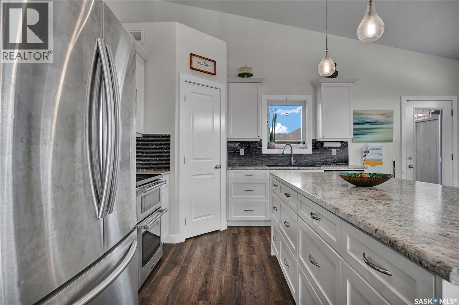 917 Rock Hill Lane, Martensville, SK - Indoor Photo Showing Kitchen With Upgraded Kitchen