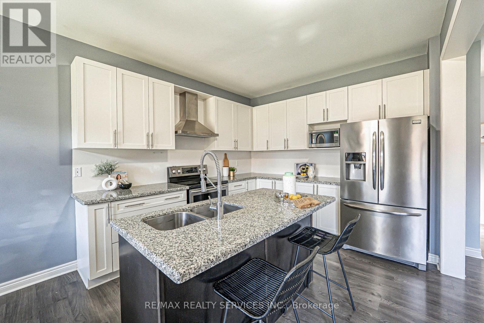 10 Mccabe Lane, New Tecumseth, ON - Indoor Photo Showing Kitchen With Stainless Steel Kitchen With Double Sink With Upgraded Kitchen