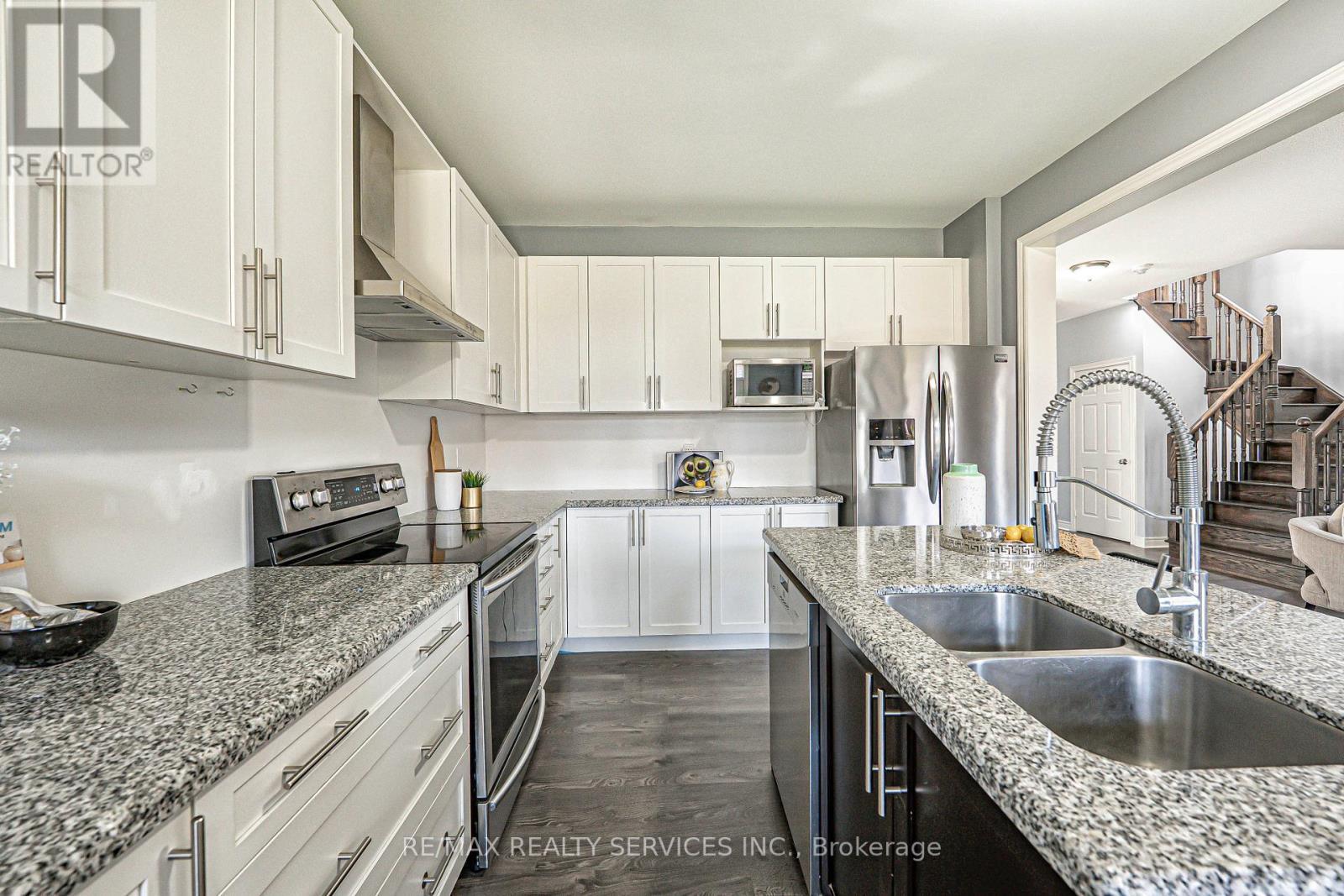 10 Mccabe Lane, New Tecumseth, ON - Indoor Photo Showing Kitchen With Stainless Steel Kitchen With Double Sink With Upgraded Kitchen