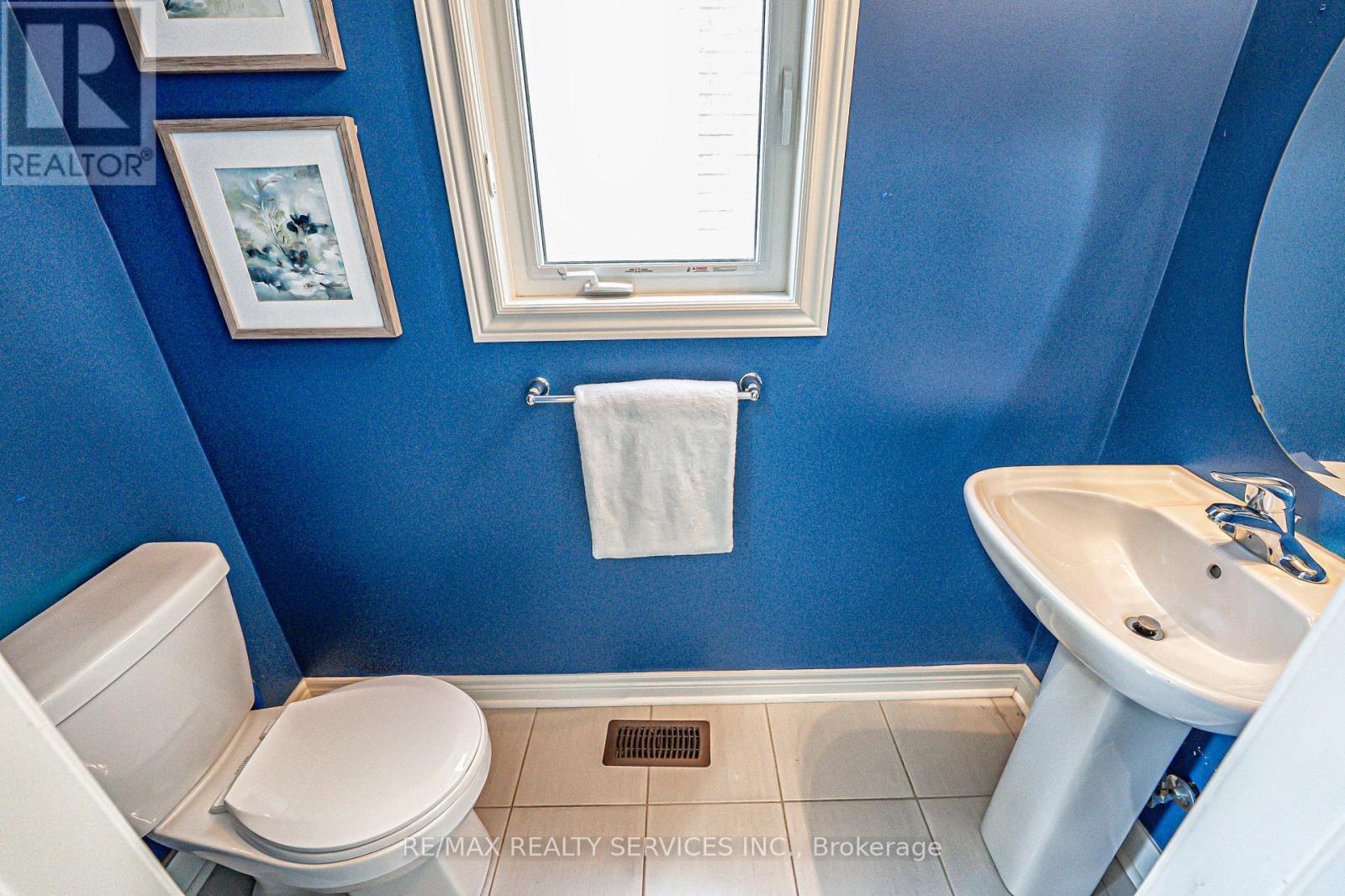 10 Mccabe Lane, New Tecumseth, ON - Indoor Photo Showing Bathroom