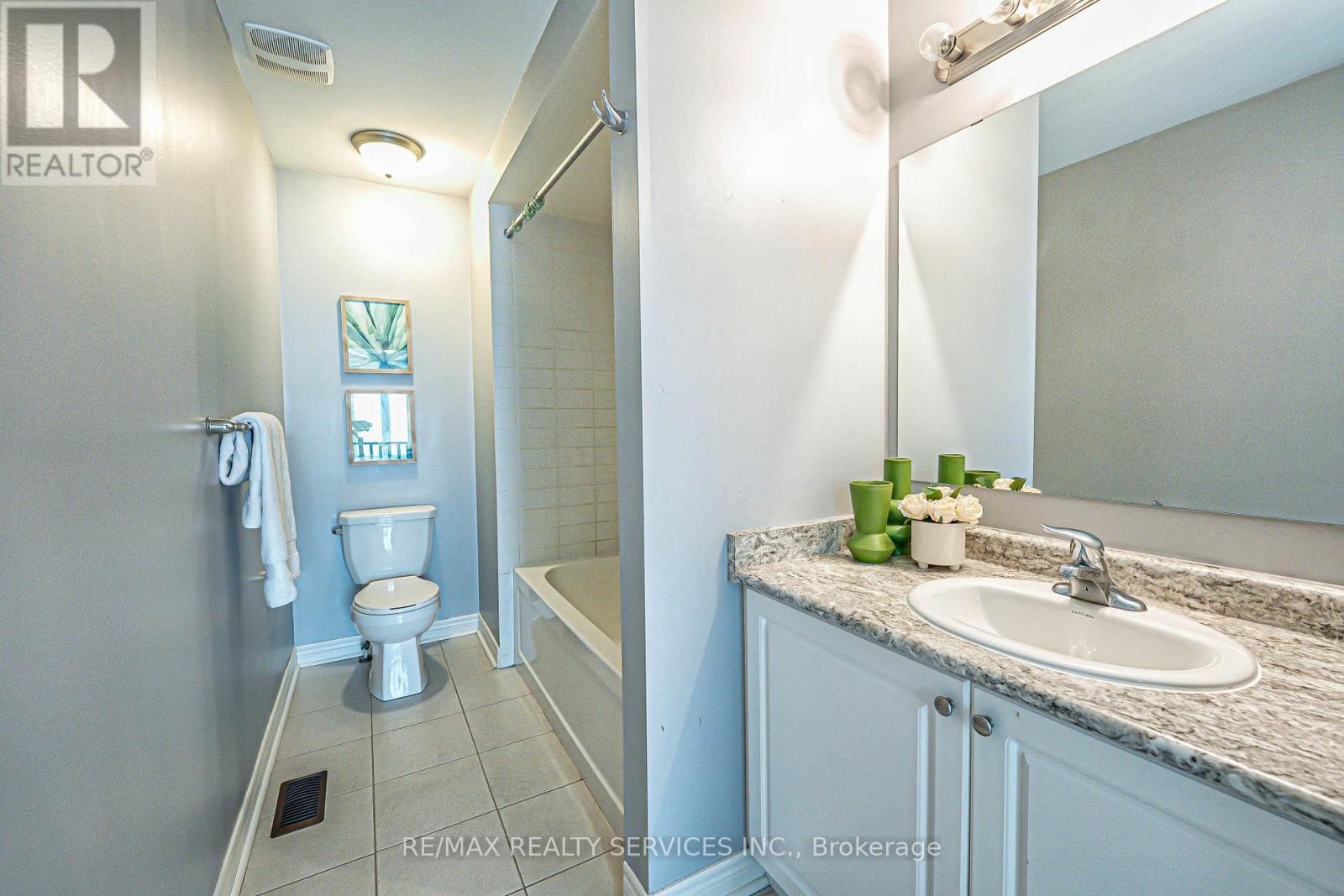 10 Mccabe Lane, New Tecumseth, ON - Indoor Photo Showing Bathroom