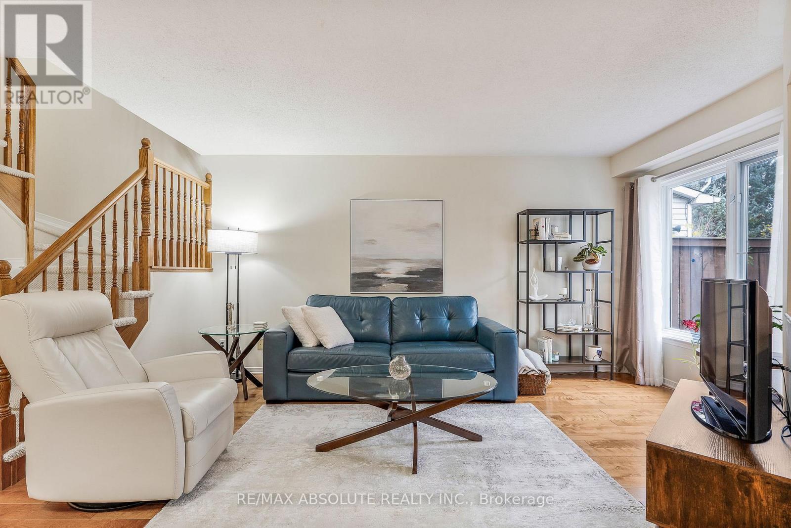 11 Foxden Place, Ottawa, ON - Indoor Photo Showing Living Room